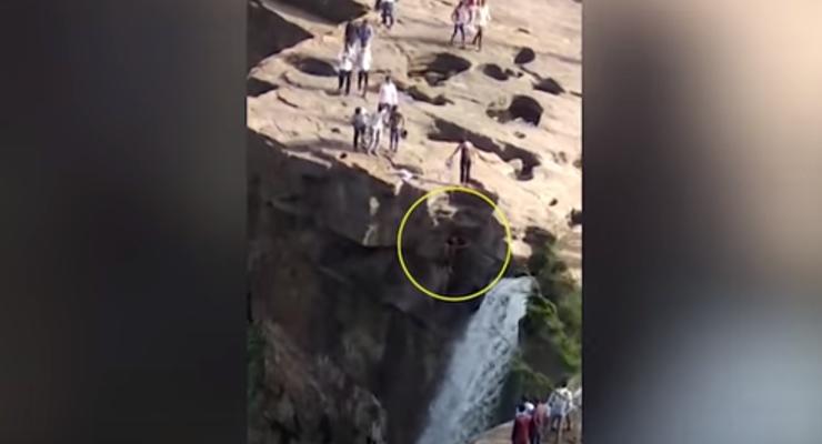 Парень сорвался с водопада, пытаясь сделать селфи в Индии