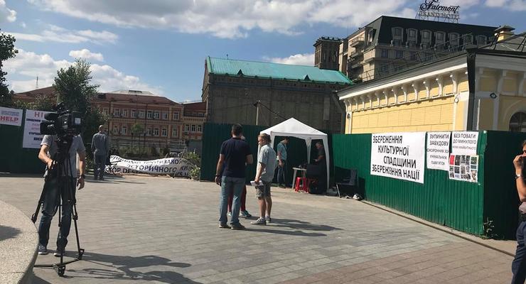 Активисты устанавливают палатки на Почтовой площади в Киеве