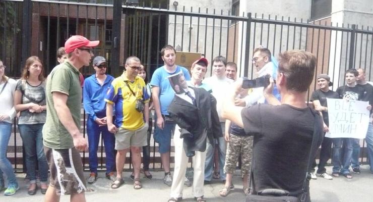 У посольства Венгрии в Киеве требовали "не мешать Украине"