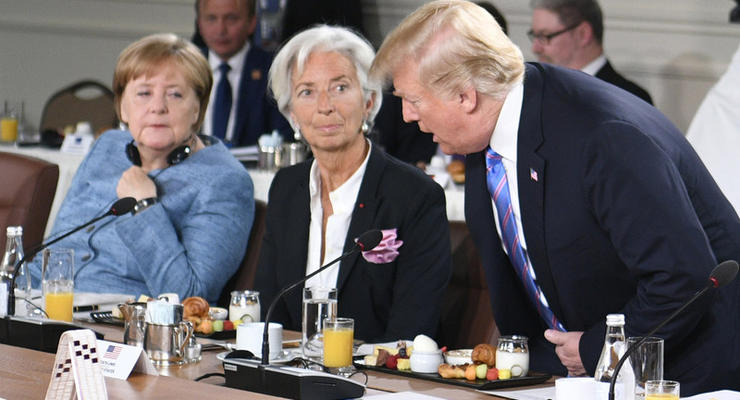 Трамп на саммите G7 бросил в сторону Меркель конфеты