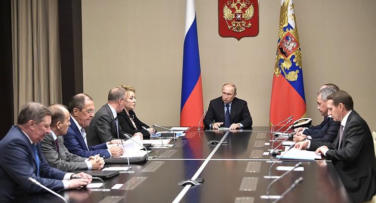 После разговора с Порошенко Путин созвал Совбез РФ