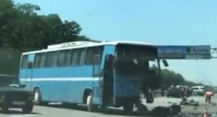 Под Киевом внедорожник врезался в автобус, есть жертвы