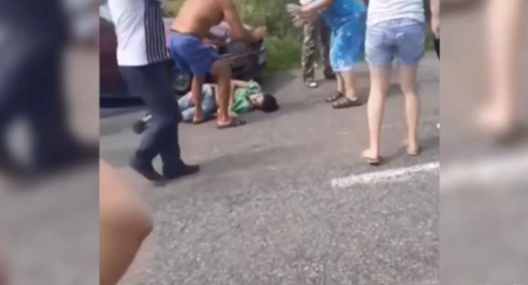 На Буковине люди устроили самосуд водителю, насмерть сбившему подростка