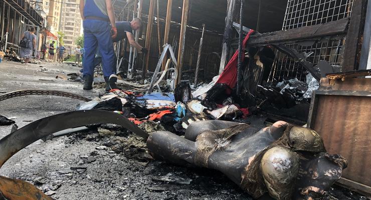 В Киеве пожар полностью уничтожил торговый ряд