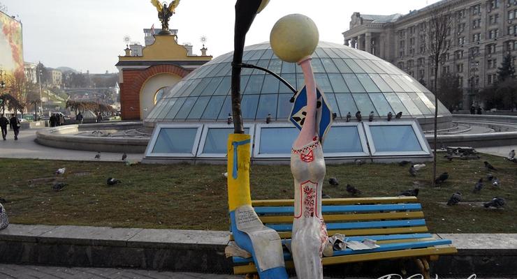 Вандалы оторвали голову "ребенку" влюбленных фонарей в Киеве