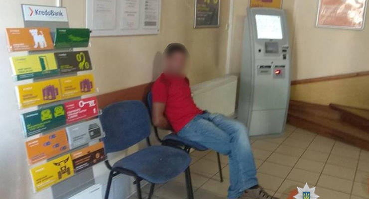 Не дали кредит: на Прикарпатье мужчина топором разбил банкомат