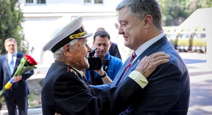 Порошенко наградил орденом столетнего ветерана Второй мировой