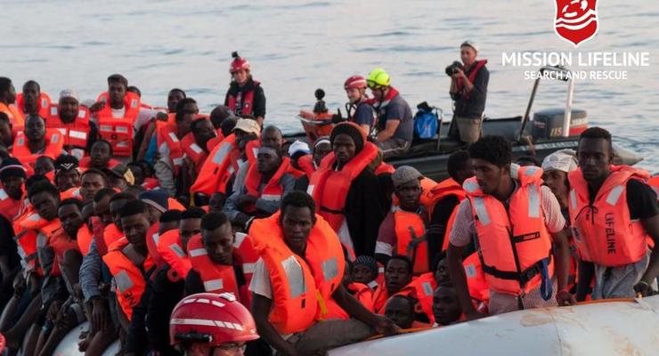 Италия вновь не пускает судно с беженцами в свои воды