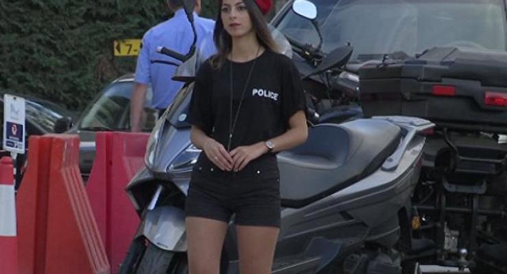 В Ливане девушек-полицейских одели в шорты ради туристов