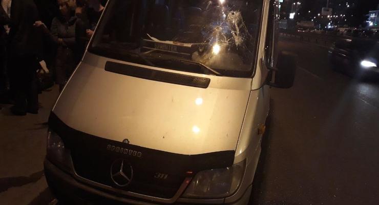 В полиции опровергли обстрел микроавтобуса в Киеве