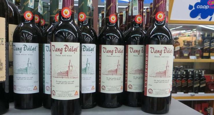 Во Вьетнаме мужчину посадили на 1,5 года за поддельное вино