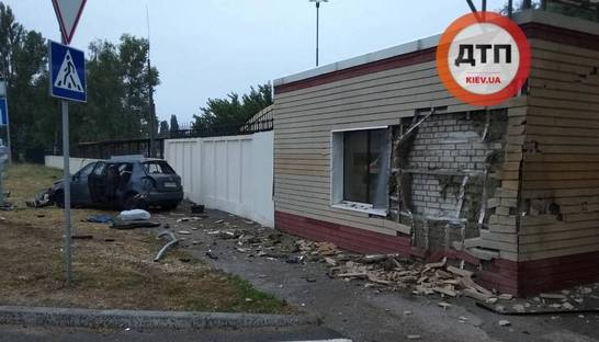 В Борисполе такси протаранило дом