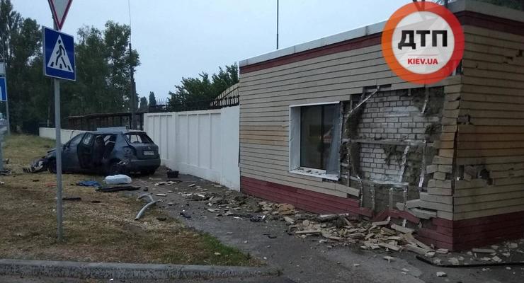 В Борисполе такси протаранило дом
