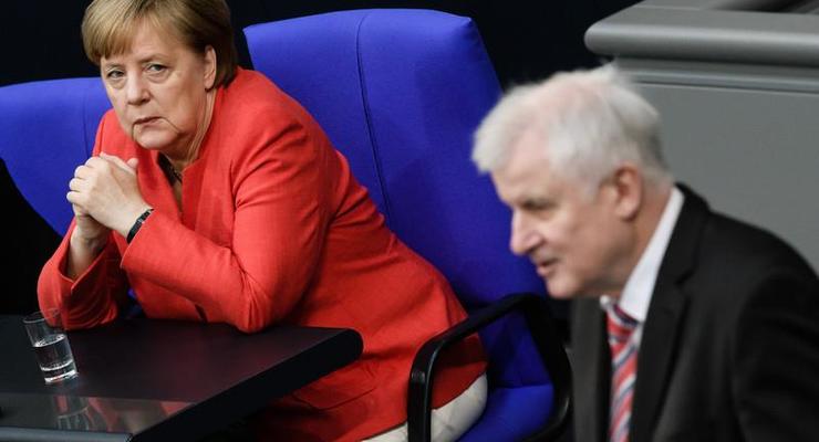 Немцы не поддерживают Меркель в споре по беженцам - опрос