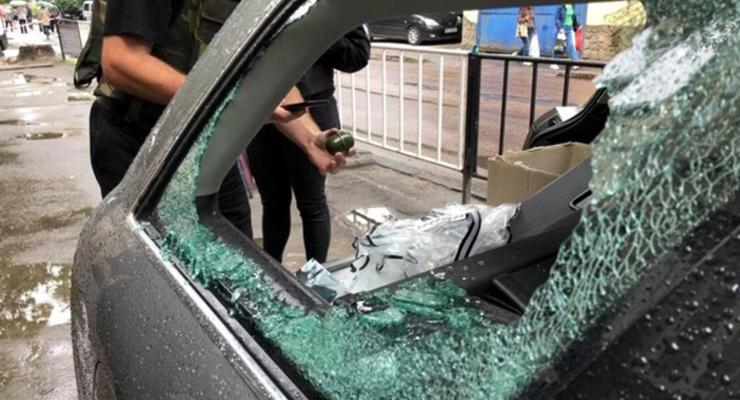 Во Львове в машину активиста бросили гранату