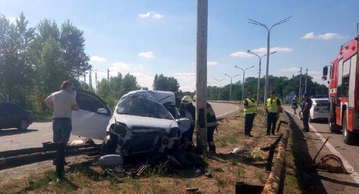 В Днепропетровской области ЗАЗ врезался в столб: три жертвы