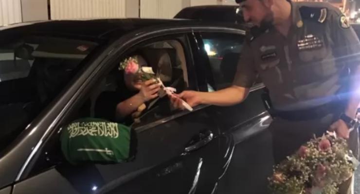 В Саудовской Аравии первым в истории авто-леди дарили розы