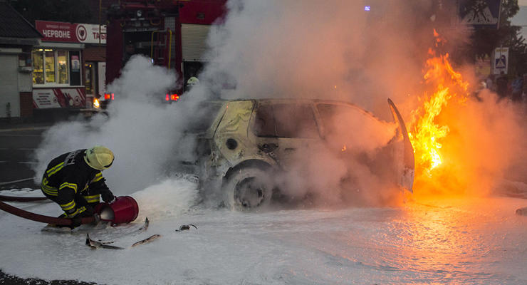 Под Киевом сгорел Volkswagen: пострадала беременная женщина