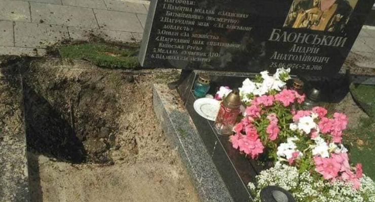 В Буче вандалы разгромили могилу бойца АТО