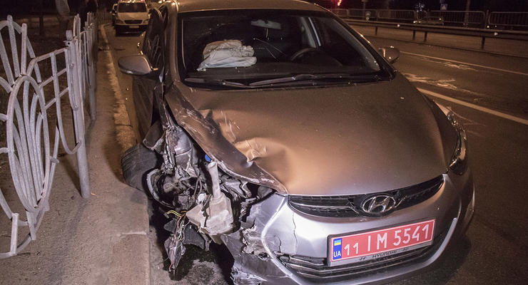 В Киеве на Воскресенке столкнулись три авто, пострадала девушка