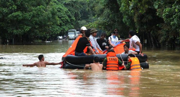 Во Вьетнаме 17 человек погибли из-за наводнения и оползней
