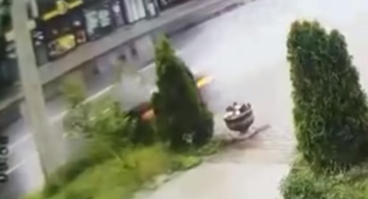Чудо-ДТП в Харькове: водитель остался невредим после скоростного удара о столбы