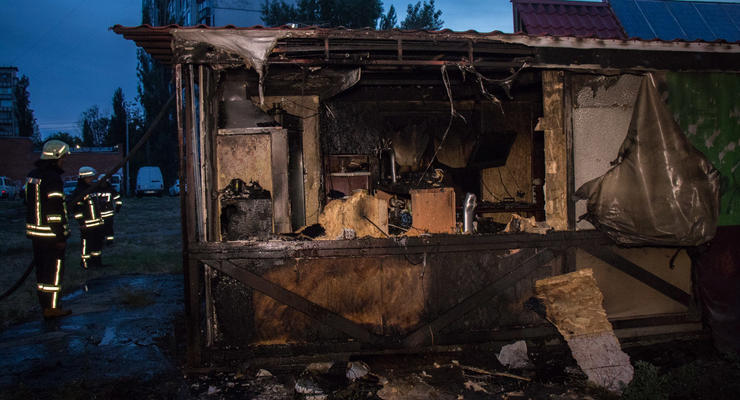 В Киеве на Березняках сгорело кафе