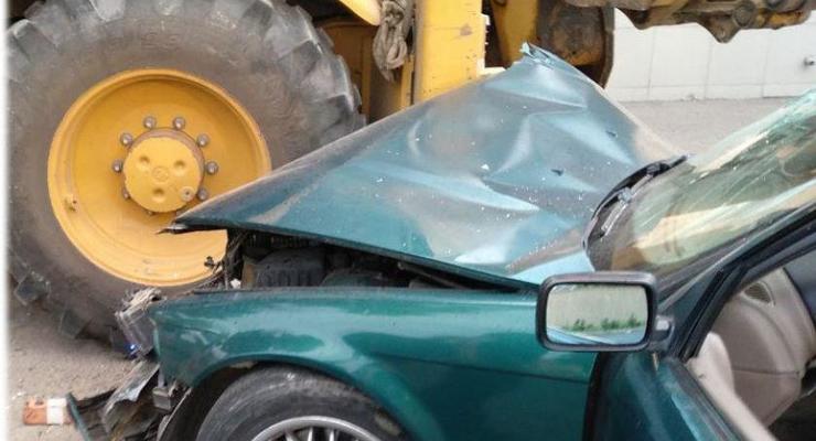 В Одессе BMW врезался в трактор: четверо пострадавших