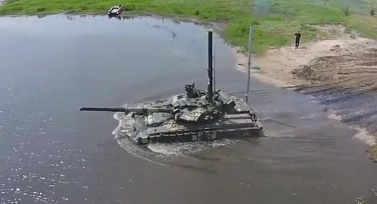 На учениях танки ВСУ ныряли под воду