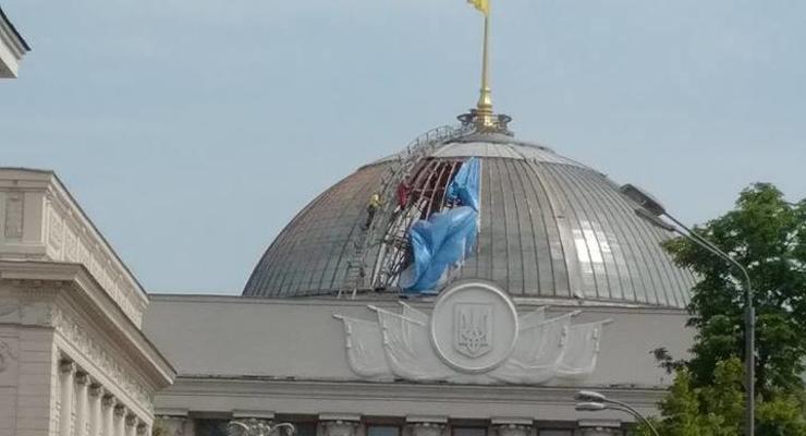 В Киеве начали разбирать купол Верховной Рады