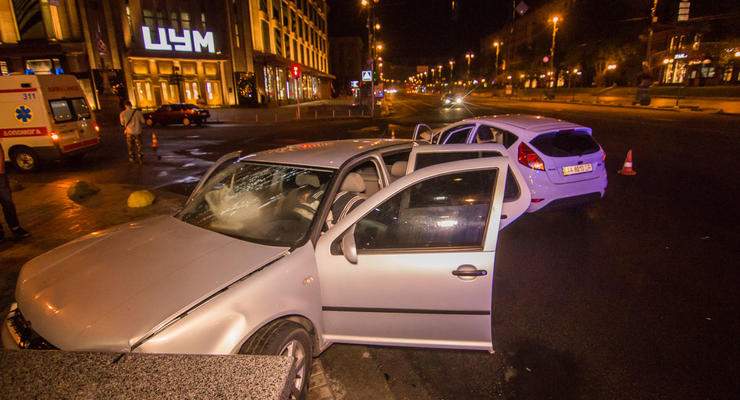 В Киеве на Крещатике столкнулись Ford и Volkswagen, пострадала девушка