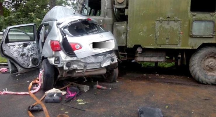 В Тернопольской области Nissan врезался в военных
