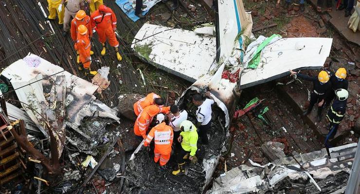 В Индии самолет упал на стройку, есть жертвы