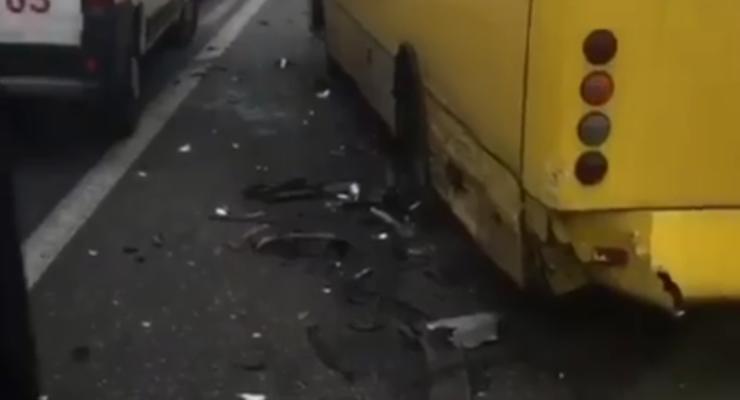 В Киеве авто разбило сразу в две маршрутки