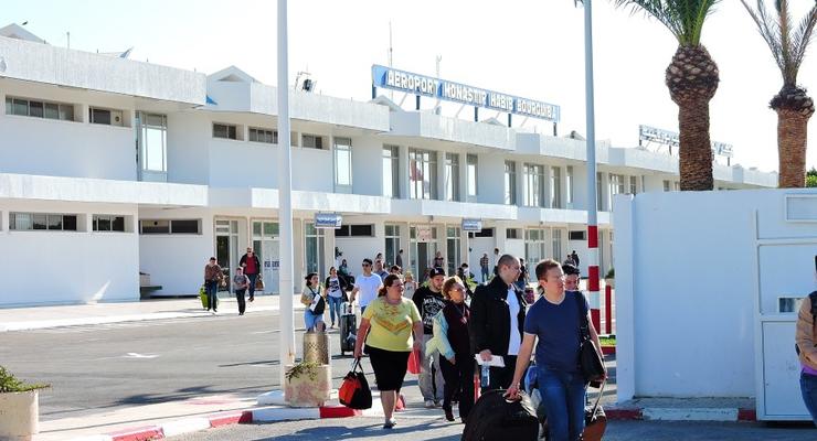 300 украинских туристов "застряли" в аэропорте Туниса