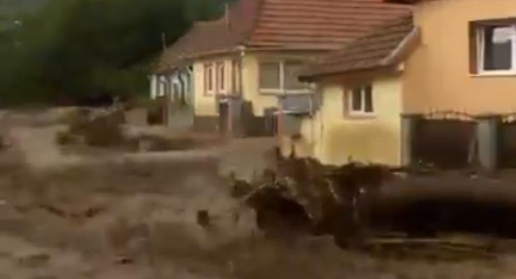 В Карпатах сняли на видео мощный селевой поток