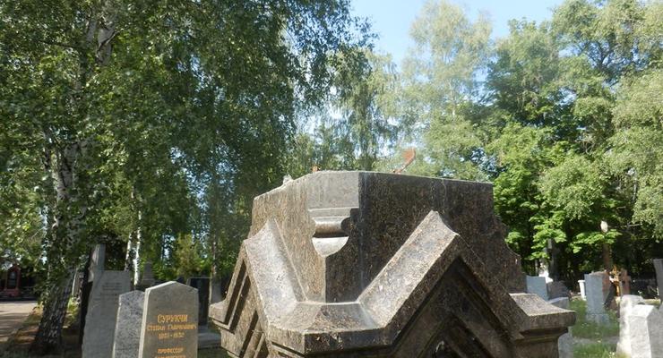В Харькове вандалы похитили бюст с могилы историка Багалия