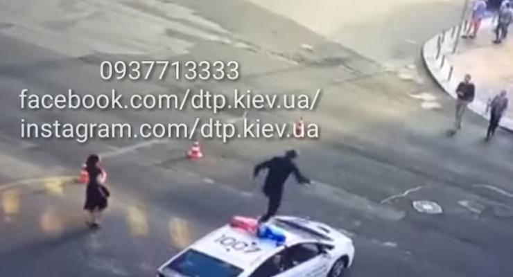 В Киеве хулиган пробежался по полицейской машине