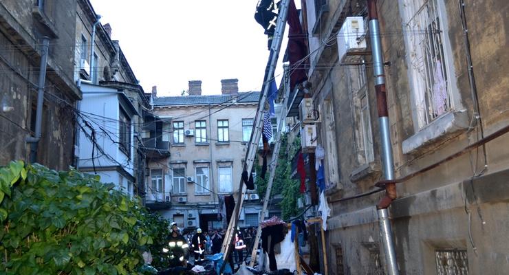 В Одессе горела квартира, заваленная мусором