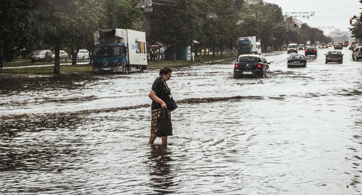 В Киеве затопило участок дороги