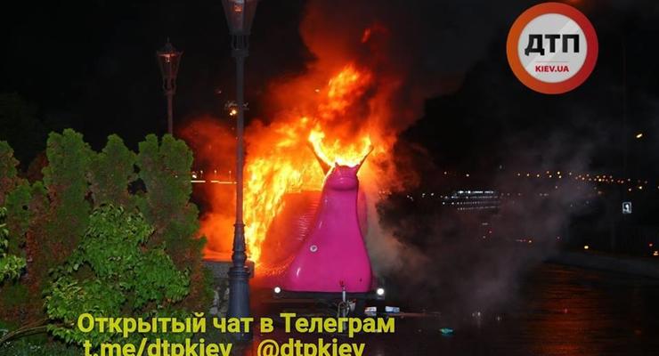 Смерть улитки: В Киеве автокофейня сгорела дотла