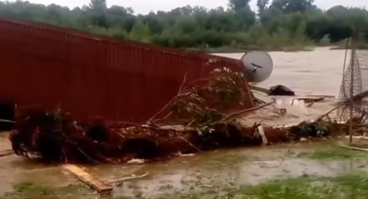 В Ивано-Франковской области потоп унес летнее кафе
