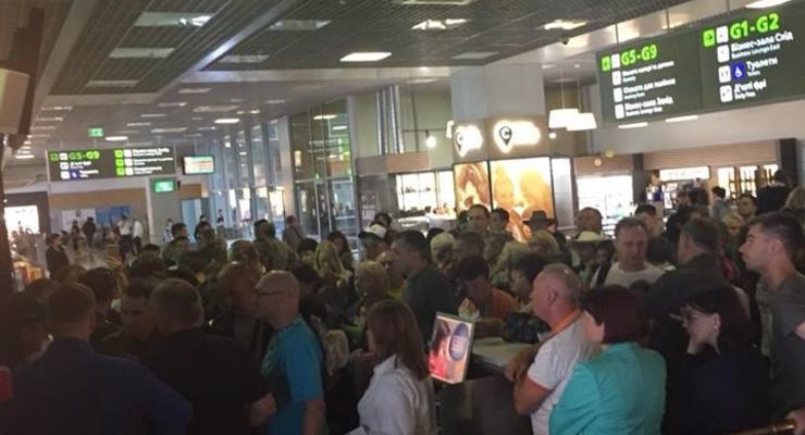 В аэропорту Киев задерживают рейсы, сотни людей не могут улететь