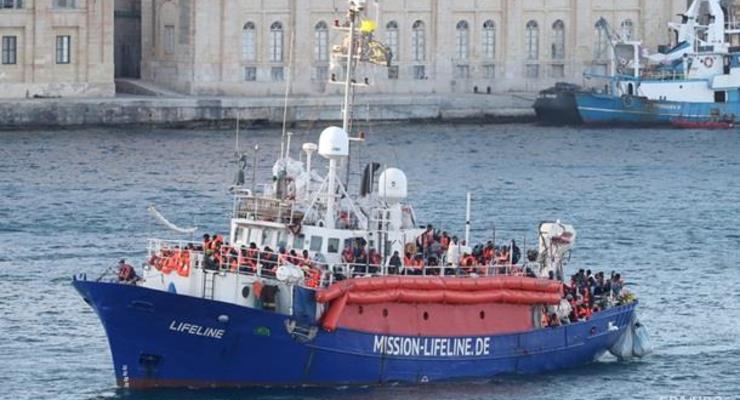 Испания примет корабль с 59 спасенными беженцами