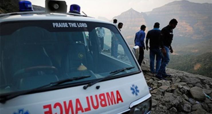 В Индии автобус с 20 школьниками упал в ущелье