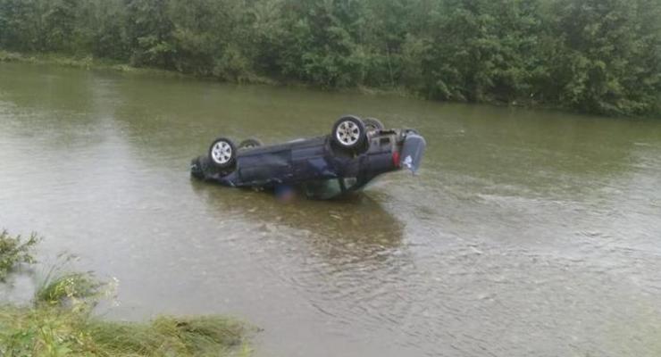 В Ивано-Франковской области в реку слетел автомобиль, есть погибшие