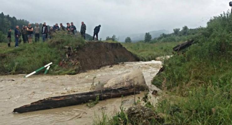 На Буковине из-за непогоды рухнул мост, еще 5 повреждены