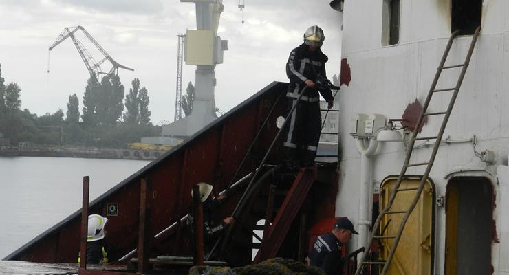 В Херсоне тушили масштабный пожар на судне
