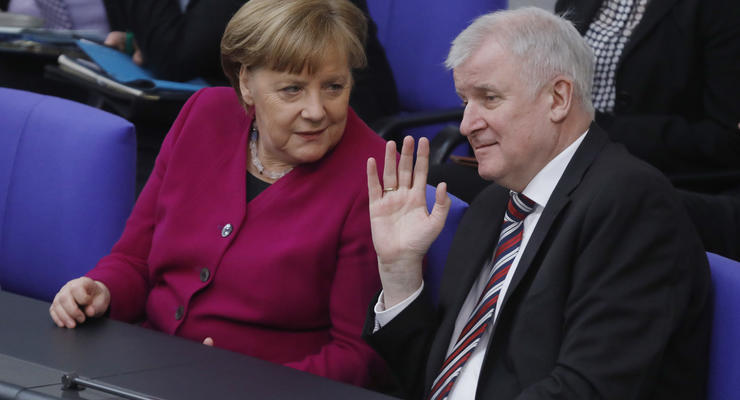 Глава МВД Германии договорился с Меркель