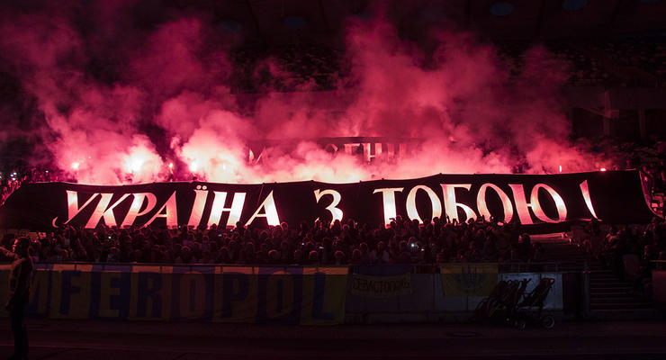 В Киеве на Олимпийском жгли файеры в поддержку Сенцова